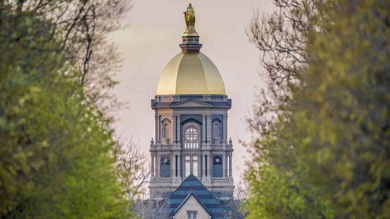 The golden dome of the main building of the 圣母大学